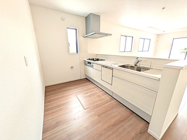 ビルトイン食洗器を備えた対面式キッチン。調理をしながらリビングが一望できます