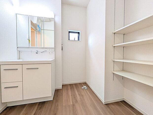 可動棚が4段付いた洗面化粧室。日用品や買置き品のストックに便利です