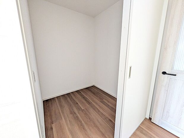 1Fシェアクローゼット。使用頻度の高い品は取り出しやすいこちらにまとめて置けます