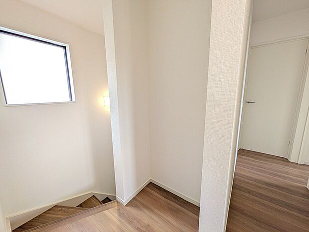 暗くなりがちな階段周りも窓からの日差しが優しく差し込みます