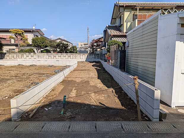 南西側公道に接道。日当たり良好です