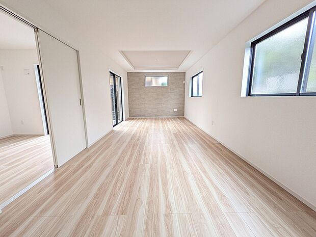 窓が多く風通しの良いリビング。折上げ天井が開放感をもたらします