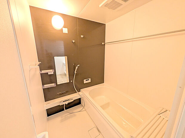 1坪サイズのゆったりした浴室。足を伸ばしてご入浴いただけます