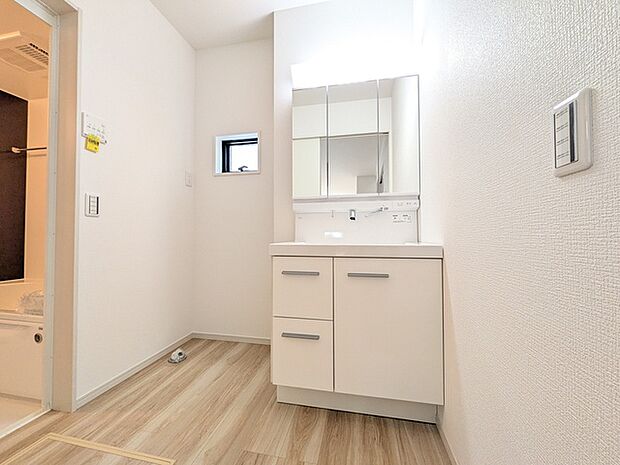 キッチンと近く家事効率の良い洗面所。シャンプードレッサー付きです