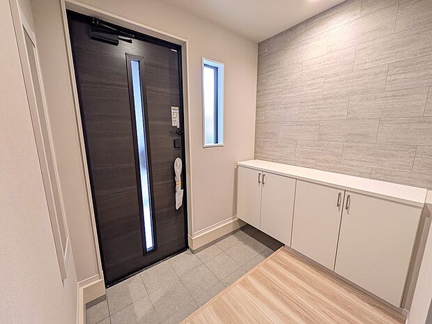 広々とした玄関スペースでご家族様やゲストをお迎え