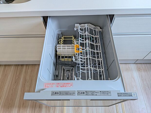食後はビルトイン食洗器にお任せ。乾燥まで引き受けてくれる心強い味方です
