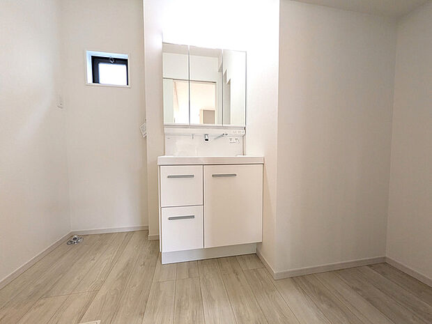 明るい三面鏡付き洗面化粧台