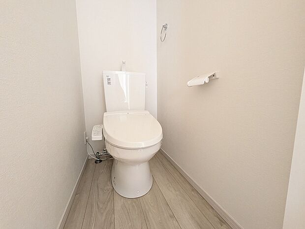 清潔感のあるトイレはタオル掛け付き