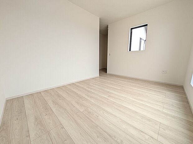 バルコニーへと続く洋室 WICございます