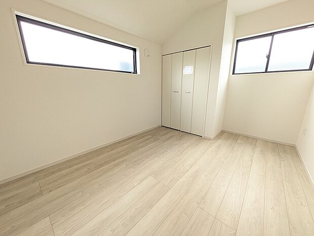 5.4帖の洋室は窓が大きく明るい陽射しが射し込みます