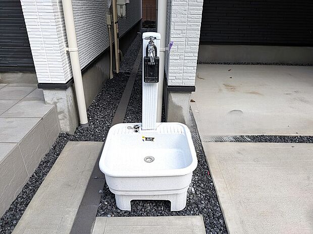 あると便利な外水栓には、ボウル付きで水が飛び散りません