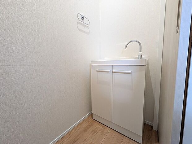 トイレ向かいに洗面台もございます