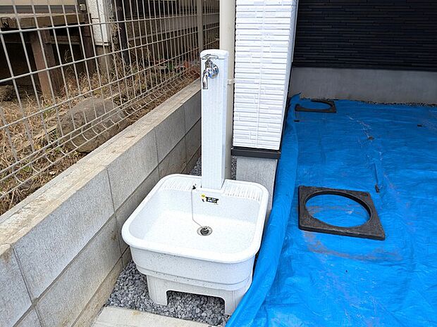 掃除・洗車にも便利案外水栓付き