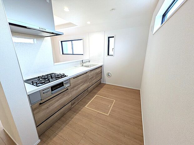 キッチンスペースには小窓があり、光が差し込みます♪