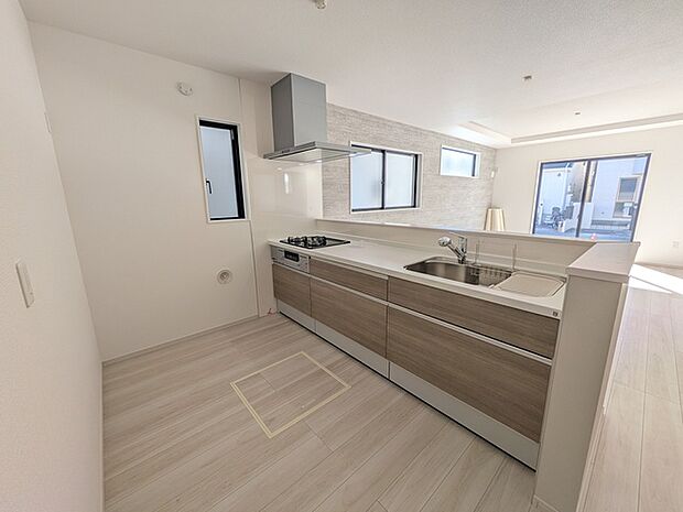 会話の弾む対面式カウンターキッチン。リビングを一望できるオープンタイプです