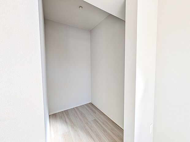 主寝室には衣替え不要なWIC付き