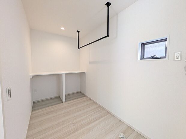 ランドリールームにはホスクリーンとカウンターを設置。花粉の季節や悪天候でもお洗濯可能です