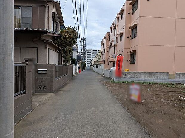 徒歩3分の場所にスーパーとコンビニが揃う暮らしやすい立地