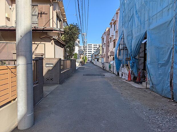 徒歩3分の場所にスーパーとコンビニが揃う暮らしやすい立地