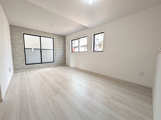 道行く人からの視線が気にならない2Fリビングの住まい。日当たり良好です