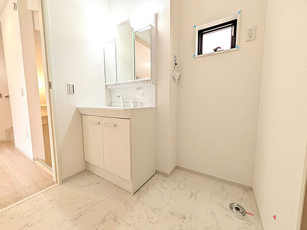 忙しい朝にうれしい洗髪洗面化粧台付