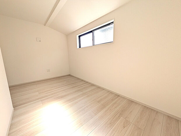 窓の位置に配慮された設計。デスクの置き場所にも困りません