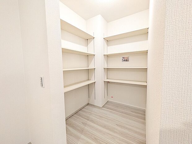 物価高に備えて食品をストック。可動棚4段付きの大型パントリー(食品庫)