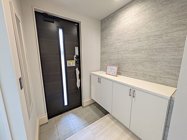 アクセントクロスが映える玄関スペース。来訪者を温かくお迎え