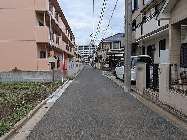 徒歩3分の場所にスーパーとコンビニが揃う暮らしやすい立地