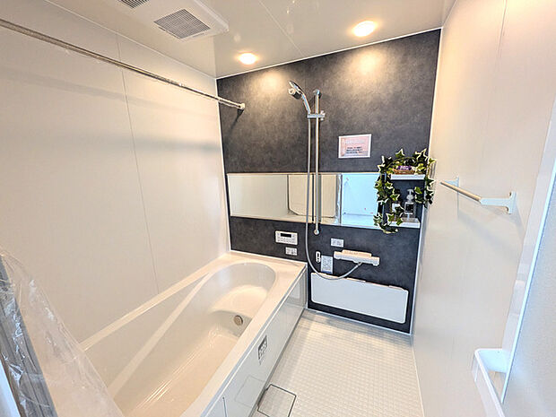 半身浴もゆっくり楽しめる広々1坪サイズの浴室