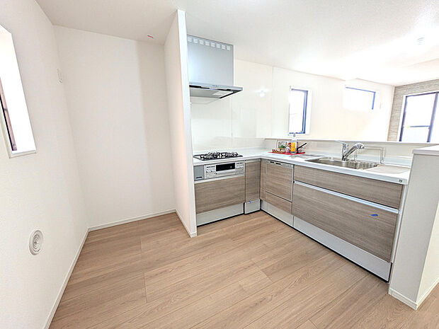 使い勝手が良いと評判なL字型の対面式キッチン