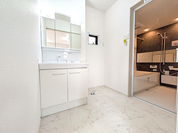 忙しい朝にうれしい洗髪洗面化粧台付