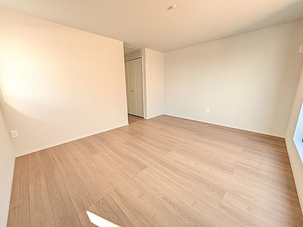 主寝室9.4帖は大型家具を置いても余裕の広さです