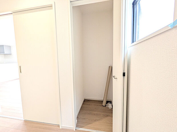 2F廊下収納。細やかな収納で家の中がすきっり片付きます