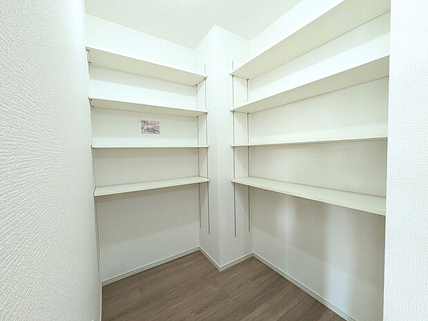 物価高に備えて食品をストック。可動棚4段付きの大型パントリー(食品庫)