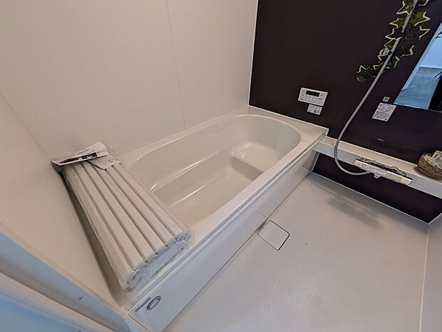 一日の疲れを癒す浴室 ベンチ付き浴槽で半身浴はもちろん、小さなお子様も安心して入浴できます