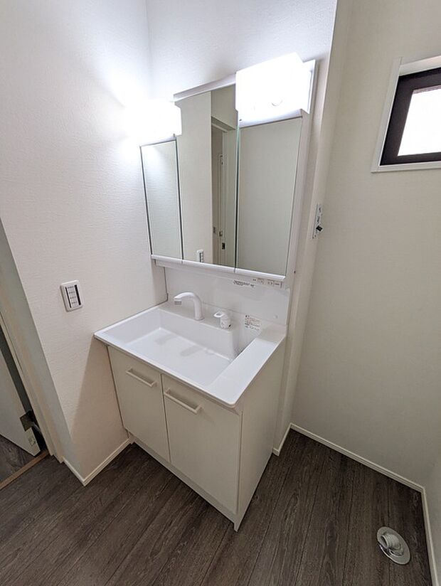 収納豊富な三面鏡タイプの洗面化粧台