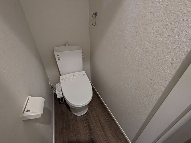 トイレは1階と2階に設置 快適な温水洗浄機能付きです