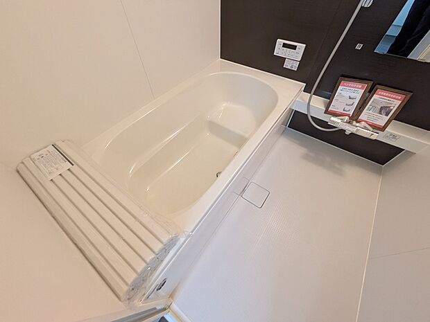 半身浴も楽しめ、小さなお子様も安心して入浴ができるベンチ付き浴槽
