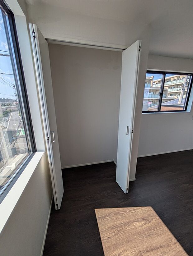 クローゼット全体を見渡せる広い開口部が確保できる折れ戸クローゼット