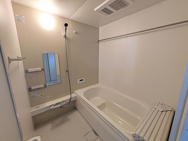 浴槽への出入りを容易にする低床タイプのユニットバス