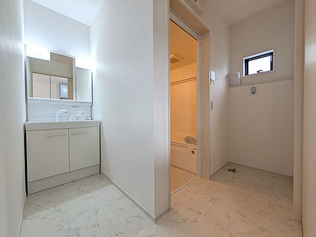 三面鏡裏収納には化粧品や洗面用品類をすっきり整理できます