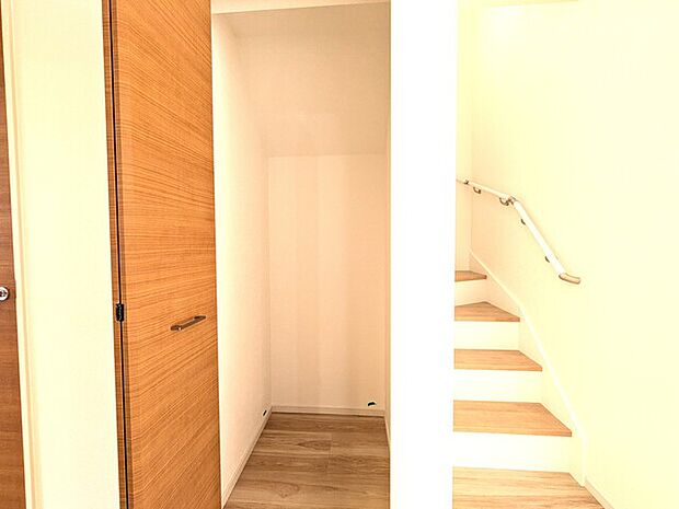 階段下 日用品など片付けに大助かり