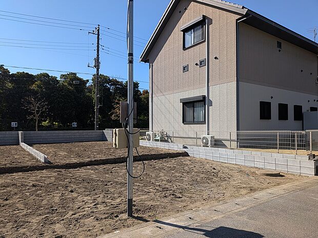 自然光が入りやすく開放的な二方道路に接道　