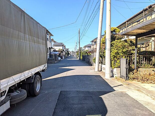 南側道路幅員6m以上で駐車も容易です