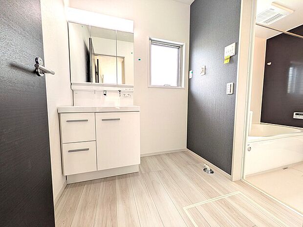 洗面室はアクセントクロスが映える仕様