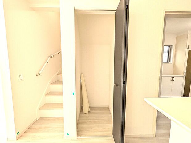 階段下 日用品など片付けに大助かり