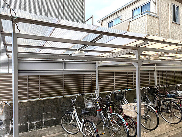 屋根付きの自転車置き場