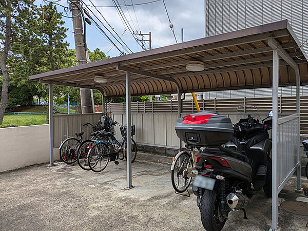 屋根付きのバイク置き場