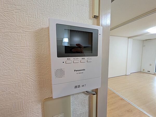来訪者の姿が確認できて安心なモニターホン